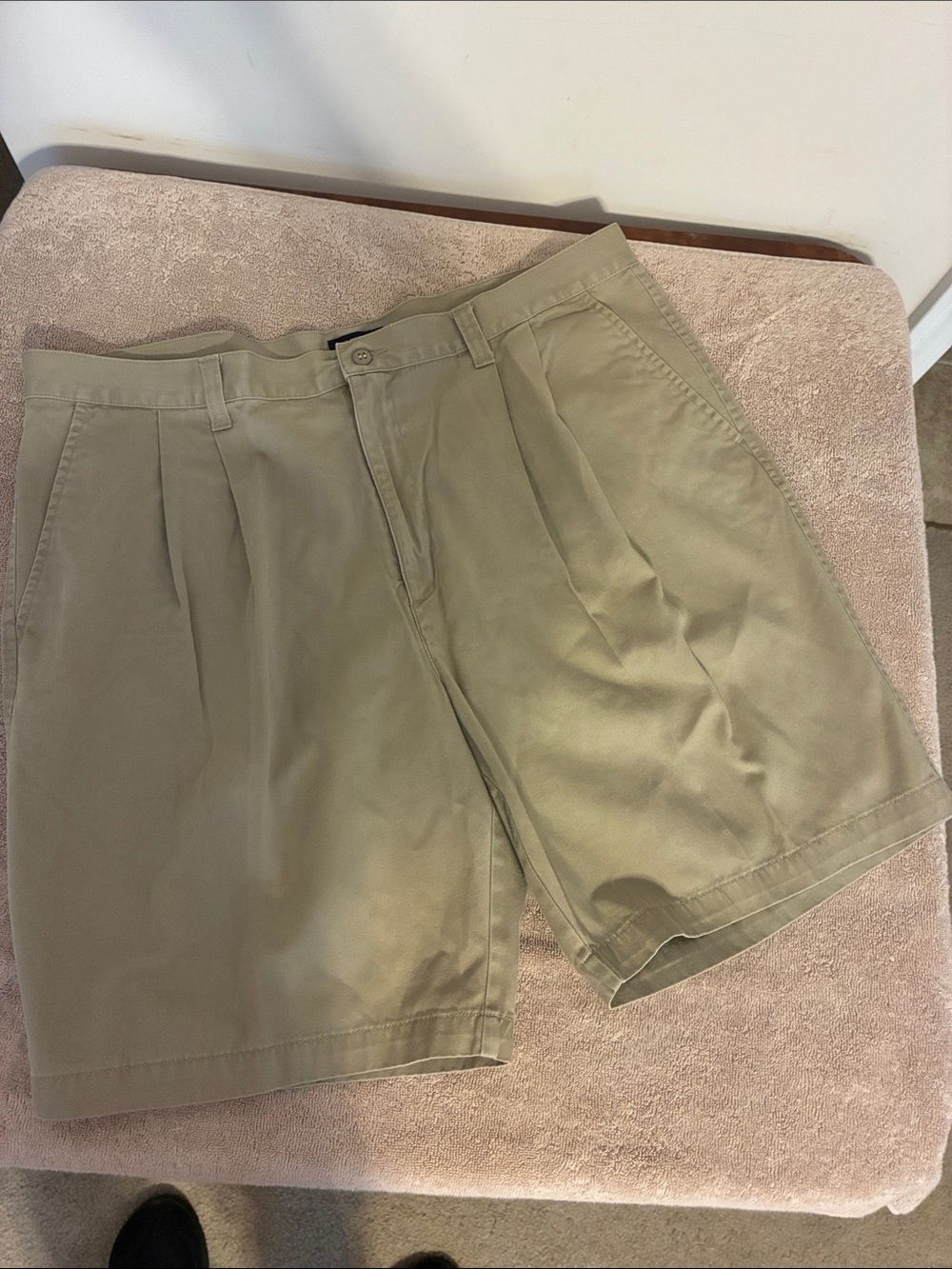 Dockers size 42 Men's Flat Front Shorts‎ in Khaki